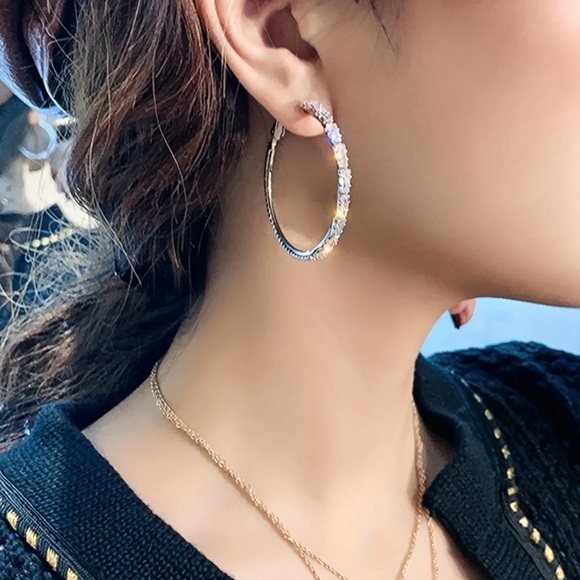 SPARKLING GRADIENT SQUARE CUT HOOP EARRINGS - Picture 11 of 11